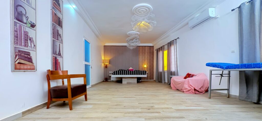 Villa R+1 avec Piscine à Vendre à Nguérigne Sérère