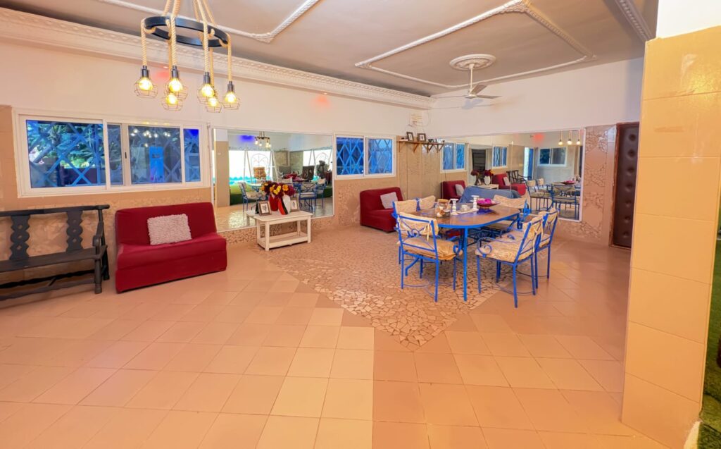 Villa R+1 avec Piscine à Vendre à Nguérigne Sérère