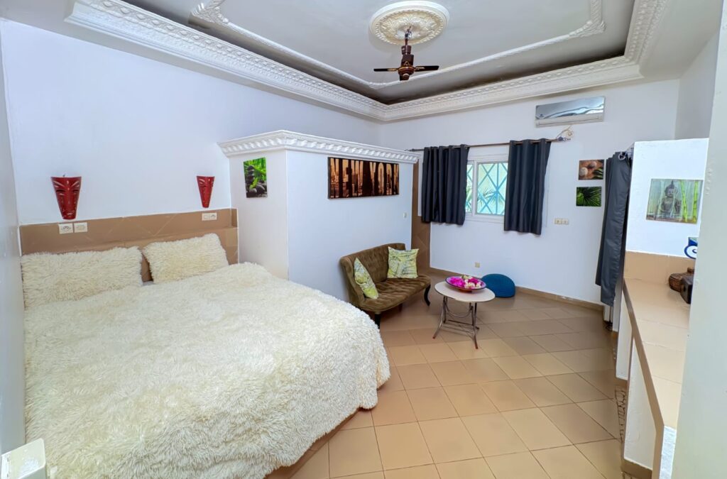 Villa R+1 avec Piscine à Vendre à Nguérigne Sérère