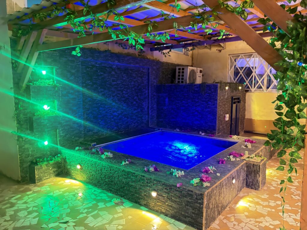 Villa R+1 avec Piscine à Vendre à Nguérigne Sérère