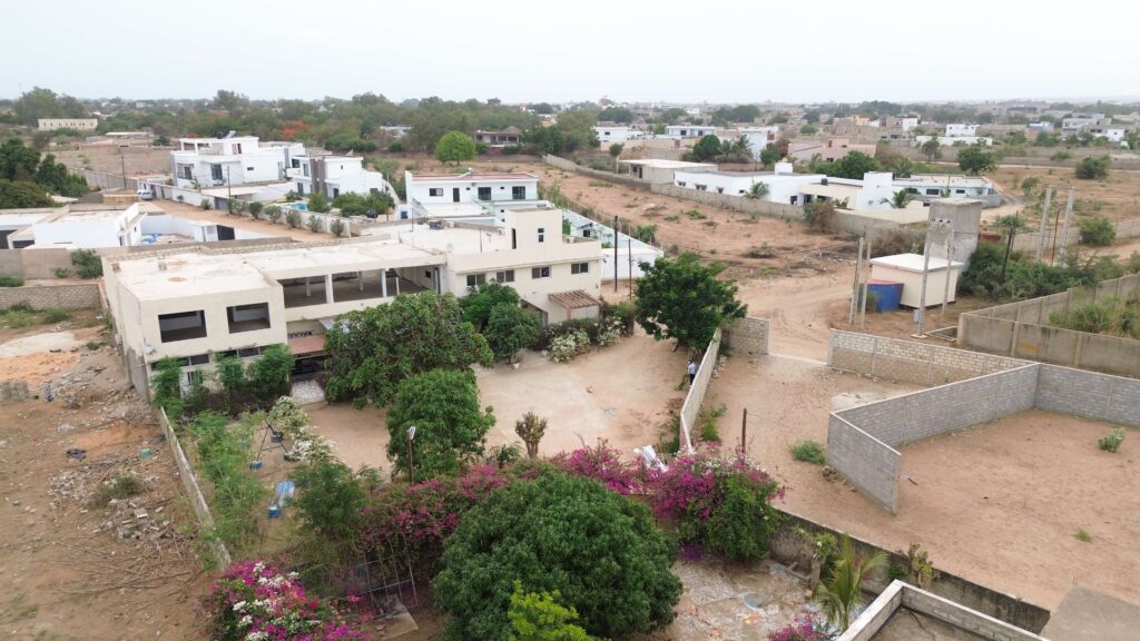Villa R+1 avec Piscine à Vendre à Nguérigne Sérère