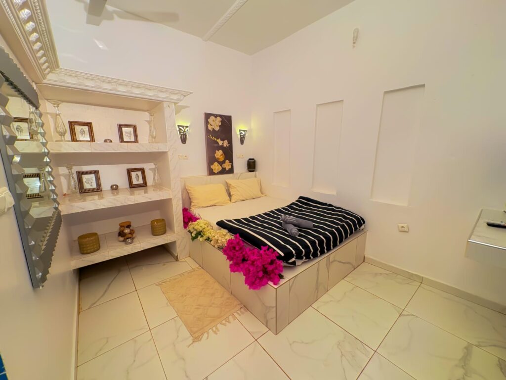 Villa R+1 avec Piscine à Vendre à Nguérigne Sérère