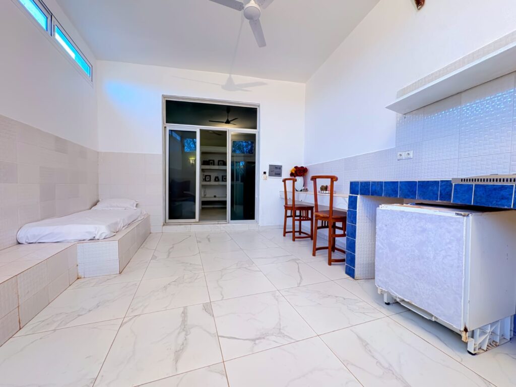 Villa R+1 avec Piscine à Vendre à Nguérigne Sérère