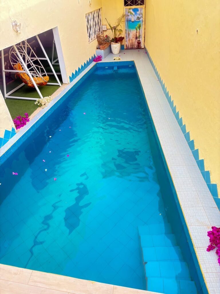 Villa R+1 avec Piscine à Vendre à Nguérigne Sérère