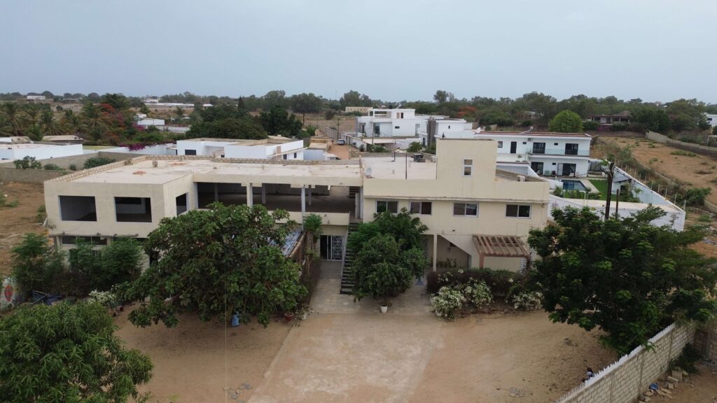 Villa R+1 avec Piscine à Vendre à Nguérigne Sérère