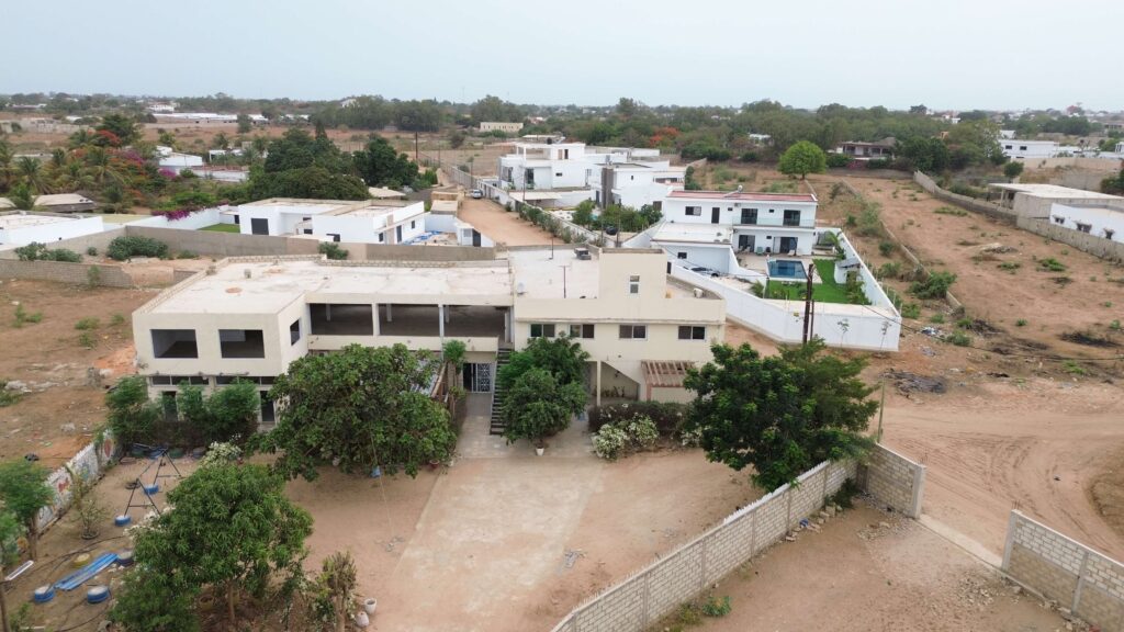 Villa R+1 avec Piscine à Vendre à Nguérigne Sérère